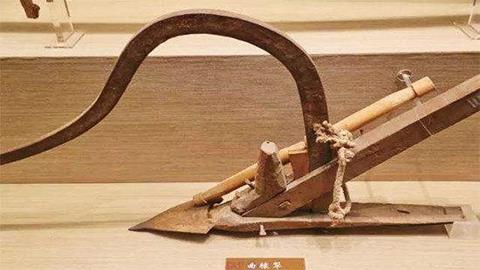 图片春秋时期的铁农具复原图