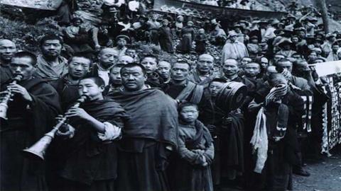 图片康定的喇嘛们在街头奏乐欢迎进藏部队