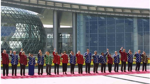 图片身穿中国传统服饰的APEC与会领导