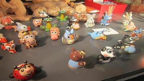 图片《民间美术的色彩搭配》图片：泥塑——小动物
