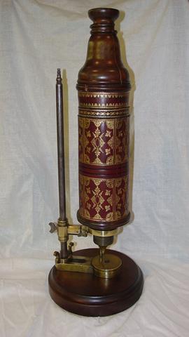 图片罗伯特虎克研制的显微镜