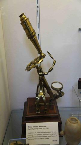 图片罗伯特虎克研制的显微镜