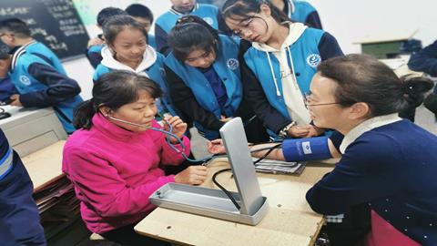 图片采用水银血压计测量血压示意图
