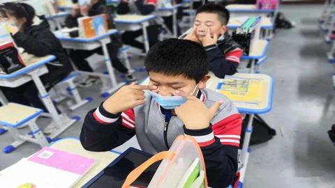图片认真做眼保健操