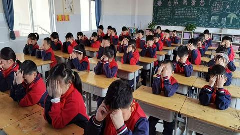 图片学生做眼保健操