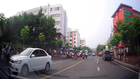 图片汽车鸣笛，行人躲避