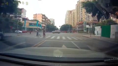 图片汽车鸣笛，行人躲避