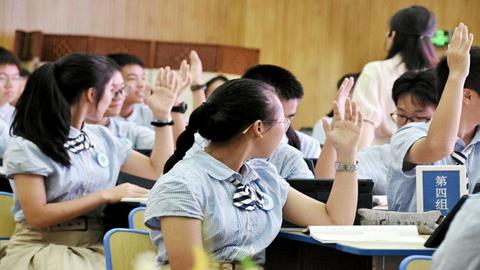 图片同学们分组讨论，踊跃发言
