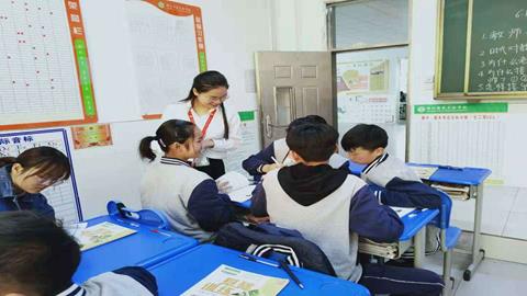 图片同学们分组讨论，踊跃发言