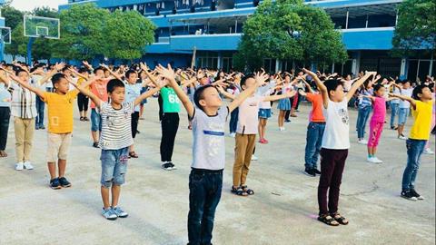 图片同学们随着音乐节拍做广播操