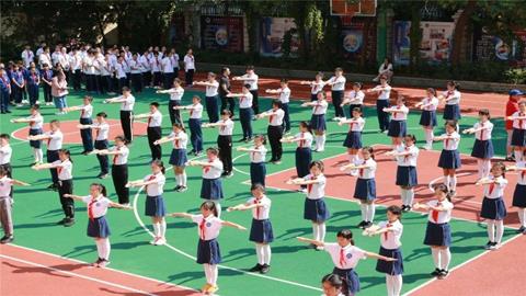 图片同学们随着音乐节拍做广播操