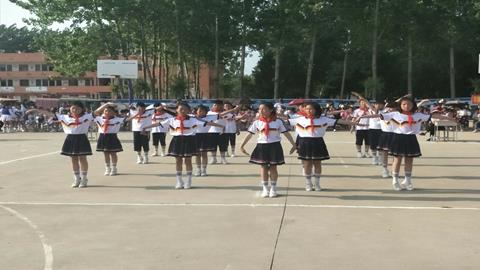 图片同学们随着音乐节拍做广播操