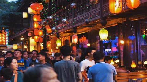 图片人口爆炸的街头一景