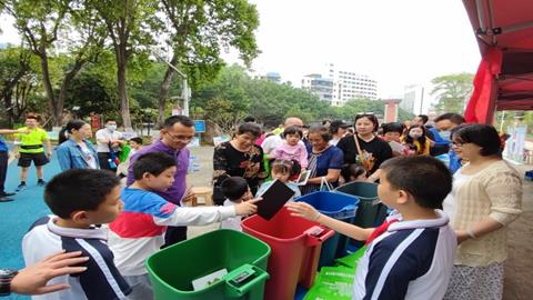 图片学生在分类垃圾