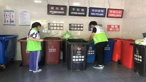 图片学生在分类垃圾