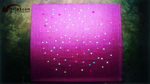 图片放有各种颜色小纸片的布料