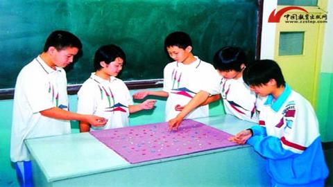 图片生物进化的原因—同学活动情景