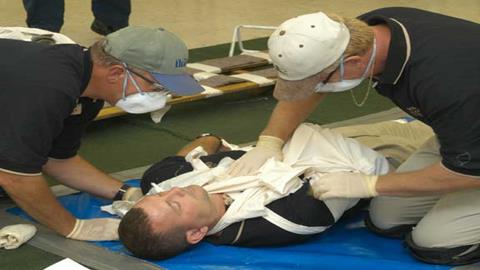 图片急救队员正在抢救伤员