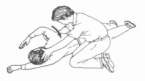 图片人工呼吸－使病人仰卧