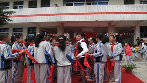 图片戴着红领巾