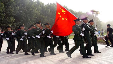 图片肩扛红旗心自豪