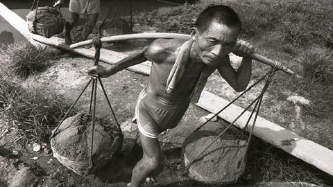 图片辛苦的挑夫