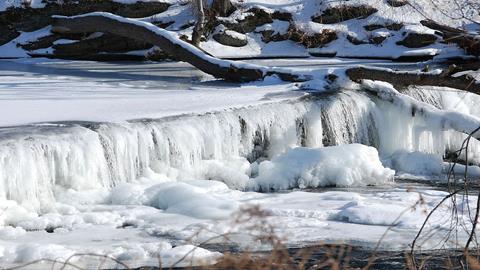 图片丛林积雪中的春水