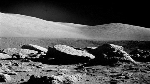 图片月球上的环形山