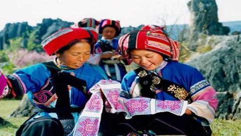 图片撒尼人服饰图腾