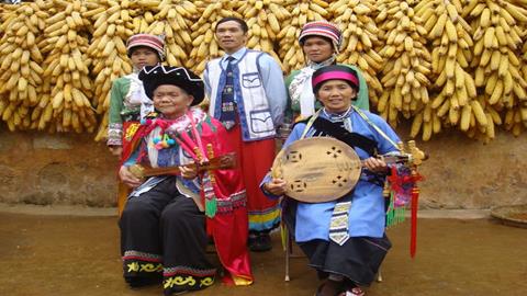 图片撒尼族一家人