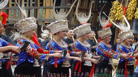 图片以歌声美酒迎接客人