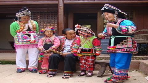 图片彝族一家