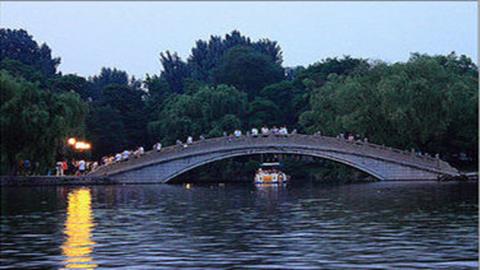 图片夏夜泛舟湖上