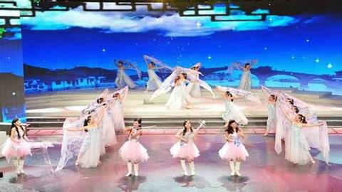 图片《彩云追月》舞蹈