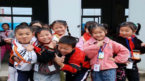 图片雅安地震—爱使这些坚强的孩子们依旧乐观