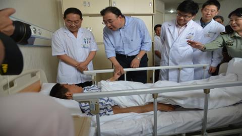 图片雅安地震—骨科专家慰问受伤青年