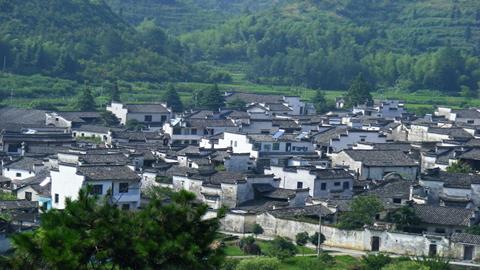 图片《弯弯的月亮》的歌词学习—村庄