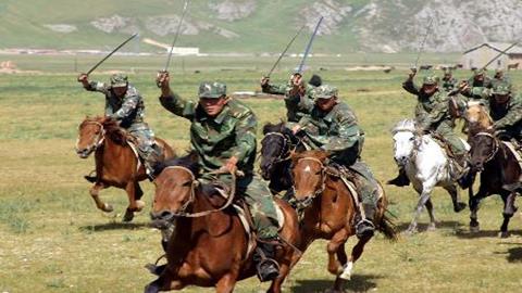 图片挥着大刀的骑兵