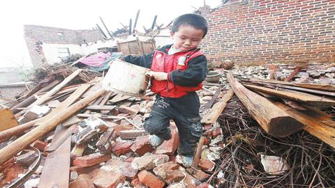 图片坚强——废墟上的童心