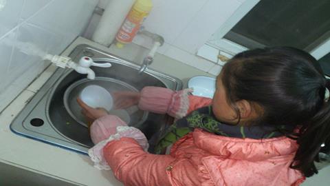 图片自立自强——帮助父母做家务