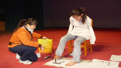 图片坚强——双脚也可以写出美好人生诗篇